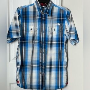 Men’s North Face button down short sleeve shirt 👕.
